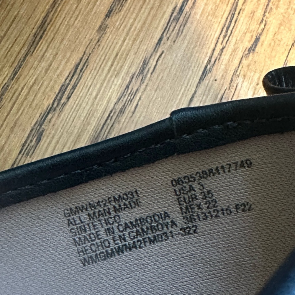Black slip on shoes - Picture 8 of 9